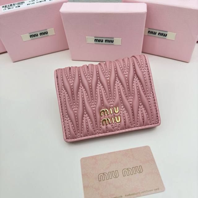 Miumiu颜色 黑 粉尺寸 11.5*10*3 Miumiu专柜最新款！专柜爆款热力来袭，经典提花压纹设计，釆用顶级进口小羊皮，皮质细腻柔软，做工精细