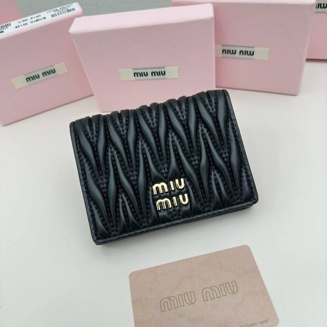 Miumiu颜色 黑 粉尺寸 11.5*10*3 Miumiu专柜最新款！专柜爆款热力来袭，经典提花压纹设计，釆用顶级进口小羊皮，皮质细腻柔软，做工精细