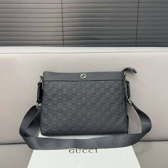 Gucci 古奇 牛皮 单肩斜挎包经典logo搭配原厂工艺材质 休闲百搭 采用精湛镶嵌细工，实物拍摄 原厂原版面料 配送防尘袋 22 X 29 Cm。