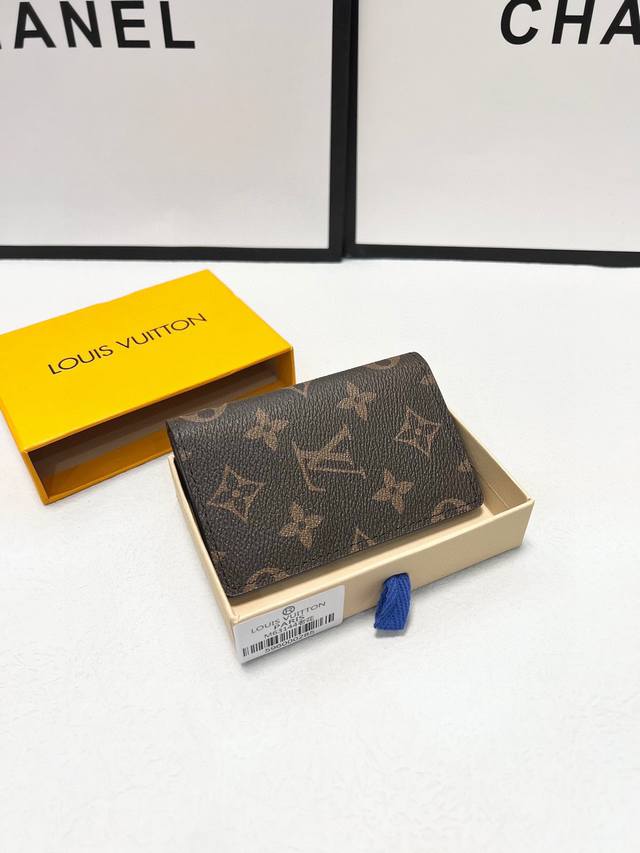 老花 黑花 黑格coin 卡夹 由路易威登标志性的黑色taiga皮革裁制而成的coin卡夹，外观纤秀利落，安全存放零钱钞票的理想之选。内设多个信用卡插槽与纸币隔