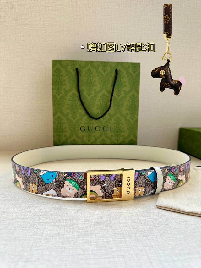 宽度3.8Cm Gucci Gg Marmont系列每一季都会推陈出新，为灵感源于70年代的标志性gg配件注入宠物现代精髓。这款gg Supreme帆布腰带反面