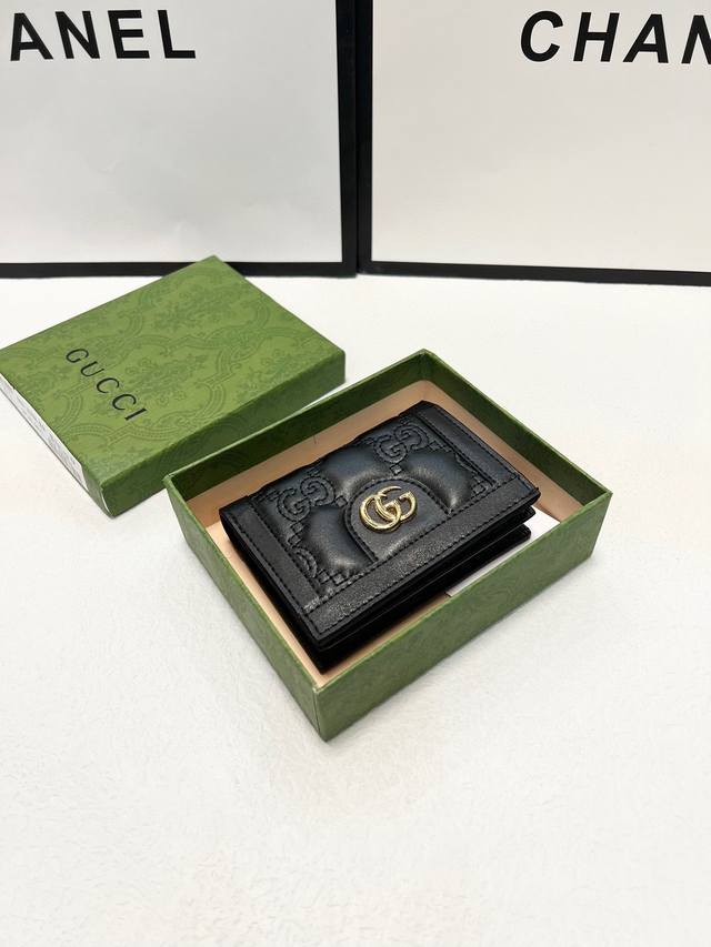 颜色 黑尺寸 11X8.5Gg Matelassé卡包，绗缝皮革以柔软质感诠释品牌标志性材质。富有纹理感的几何图案生动演绎包括这款黑色卡包在内的多款小号皮革配饰