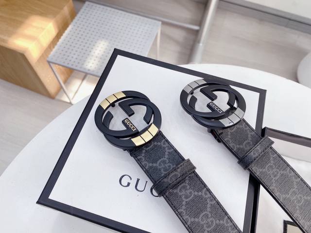 Gucci 古奇新款互扣式g带扣深受品牌辉煌的70年代经典设计所影响，得以重新诠释。安放于织纹纯皮腰带之上。纯牛皮制作 底面磨砂皮底 宽度:3.8厘米 正品一致