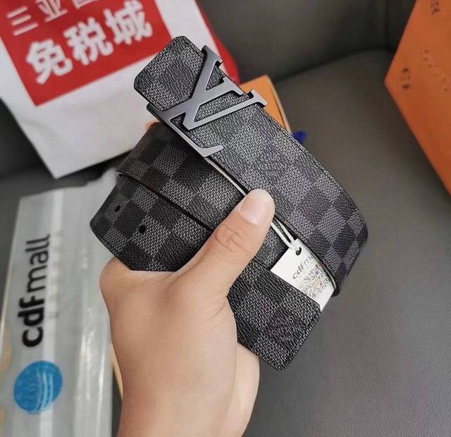 路易威登 Louis Vuitton 皮带 正版开模 此款腰带双面可用 采用lv专用面料pvc 搭配意大利原厂定制进口腰带牛皮带身 精密电镀标志性五金搭扣 对版