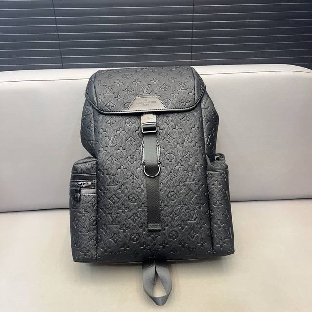 Louisvuitton 路易威登 Trekking双肩包 印花背包 电脑包经典logo搭配原厂工艺材质 休闲百搭采用精湛镶嵌细工，实物拍摄 原厂原版面料 配送