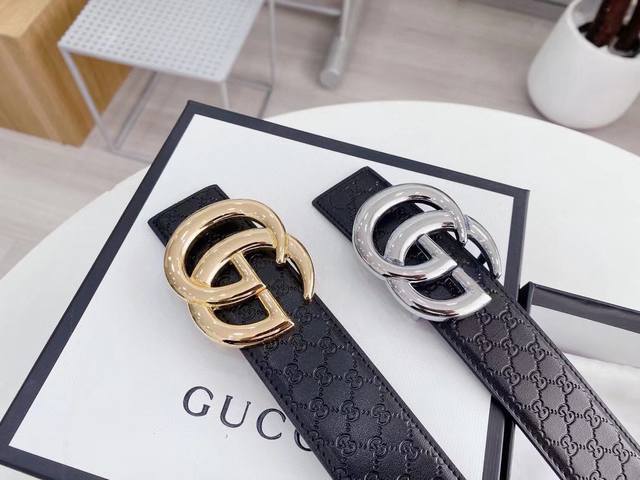 Gucci 男女通用款 古奇皮带新款互扣式g带扣深受品牌辉煌的70年代经典设计所影响，得以重新诠释。安放于织纹纯皮腰带之上。正品一致的吊牌全套包装 配纸袋 礼品