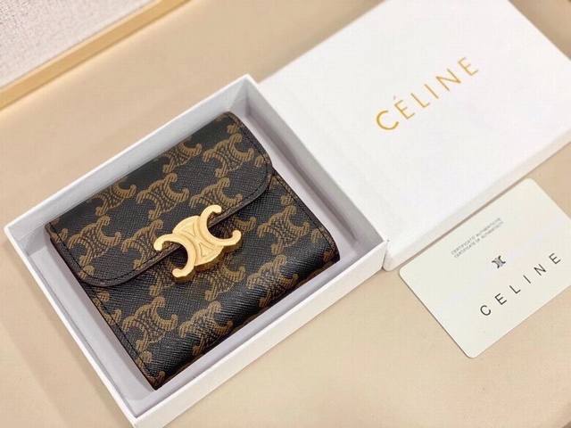 Celine 66889颜色 黑色 尺寸 11*10*5 Celine短式钱包非常炫美的一个系列，专柜同步，采用头层牛皮，精致时尚！